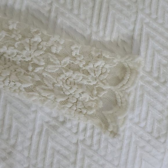 Forever 21 Lace Scalloped Long Sleeved top- white/cream- S - Picture 7 of 8